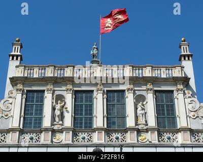 Das Artus-Gericht in Danzig in Polen, geschmückt mit einem historischen Banner Stockfoto