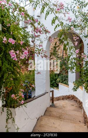 Malaga, Spanien. Oktober 9 202. Charmanter Weg zum Strand in Nerja voller blühender Blumen Stockfoto
