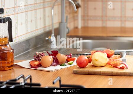 Lebensmittelabfälle und -Reste bei der Zubereitung von Speisen in der Küche. Stockfoto