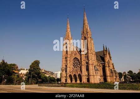 Eine schöne Aussicht auf die St. Paul's Church von Straßburg, Frankreich. Es liegt an der Stelle, wo die Flüsse ILL und Aare zusammenfließen. Schöner sonniger Sommertag. Stockfoto