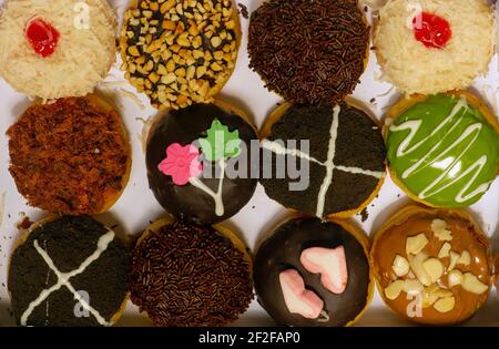 Bunte hausgemachte Mini-Donuts, lecker und lecker Stockfoto