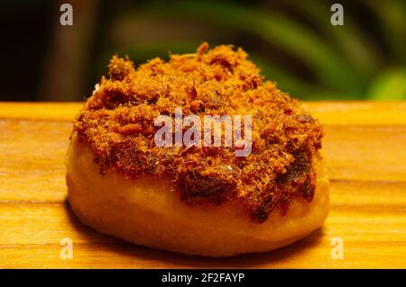 Floss Rindfleisch bestreut Mini-Donut in flachem Fokus Stockfoto