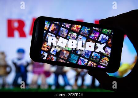 LONDON, UK - März 2021: Person mit einem Smartphone mit Roblox-Spiel-Logo Stockfoto