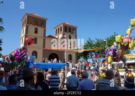 Massen von Pilgern und Touristen auf dem Platz bei der Kirche von San Sebastian für die Romeria, Fiesta, La Caleta, Teneriffa, Kanarische Inseln, Spanien Stockfoto