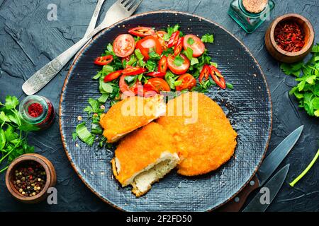 Kiev Cutlet mit frischem Gemüsesalat.Hähnchenfleischbällchen Stockfoto