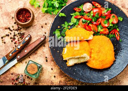 Kiev Cutlet mit frischem Gemüsesalat.Hähnchenfleischbällchen Stockfoto