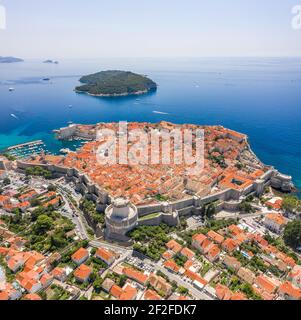 Luftdrohnenaufnahme von Otok Lokrum in der Nähe der Adria Dubrovnik Altstadt in Kroatien Sommermittags Stockfoto