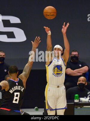 Los Angeles, Usa. März 2021, 12th. Der Garde der Golden State Warriors Damion Lee erhält am Donnerstag, den 11. März 2021, im Staples Center in Los Angeles einen Dreizeiger über Marcus Morris Sr. Von Los Angeles Clippers. Die Clippers besiegten die Krieger 130-104. Foto von Jim Ruymen/UPI Kredit: UPI/Alamy Live Nachrichten Stockfoto