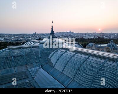 Blick aus der Vogelperspektive vom Grand Palais, Paris, Frankreich bei Sonnenaufgang. Friedliche und wunderbare Umgebung, voller Natur. Stockfoto