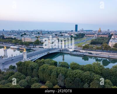 Blick aus der Vogelperspektive vom Grand Palais, Paris, Frankreich bei Sonnenaufgang. Friedliche und wunderbare Umgebung, voller Natur. Stockfoto