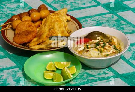 Soto Ayam, eine traditionelle indonesische Hühnersuppe Stockfoto