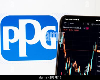 In dieser Abbildung werden die Börseninformationen von PPG Industries Inc. Auf einem Smartphone mit dem Logo im Hintergrund dargestellt. Stockfoto