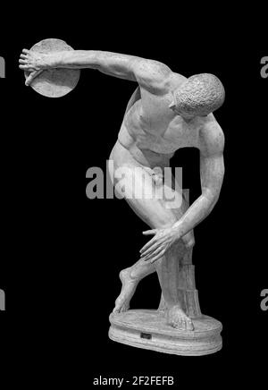 Diskuswerfer discobolus ein Teil der alten Olympischen Spiele. Eine römische Kopie des verlorenen griechischen Bronze-Originals. Isoliert auf Schwarz Stockfoto