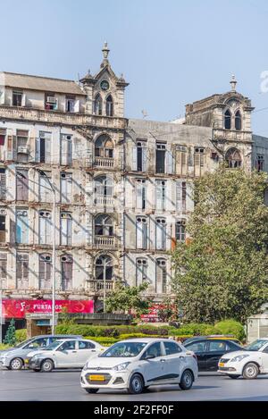 Typisches Gebäude in Mumbai Fort, Indien, Straßenverkehr Stockfoto