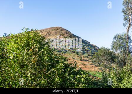 Buntes Bergdorf auf einem Hang in Tamil Nadu, Indien Stockfoto