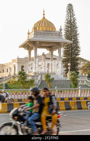 Motorräder fahren an der Kreuzung vor dem Palast in Mysore, Indien Stockfoto