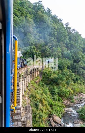 Blue Mountain Train fährt über eine Brücke, Tamil Nadu, Indien Stockfoto