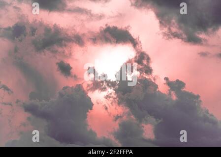 Farbbild. Bunte Wolken am Himmel in der Dämmerung. Regenbildende Wolken. Stockfoto