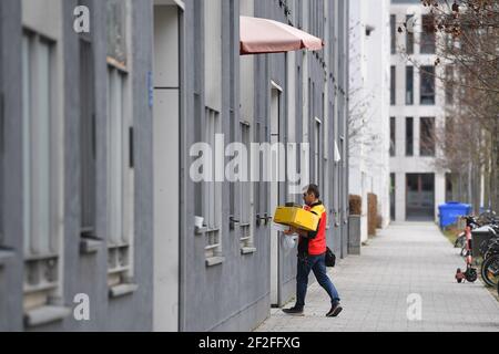 München, Deutschland. März 2021, 11th. DHL Pakethersteller, Paketdienstleister, bei der Arbeit, liefern, Paket, Paket, Paketdienst, liefern, liefern, versenden, Quelle: dpa/Alamy Live News Stockfoto