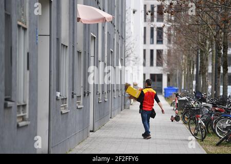 München, Deutschland. März 2021, 11th. DHL Pakethersteller, Paketdienstleister, bei der Arbeit, liefern, Paket, Paket, Paketdienst, liefern, liefern, versenden, Quelle: dpa/Alamy Live News Stockfoto