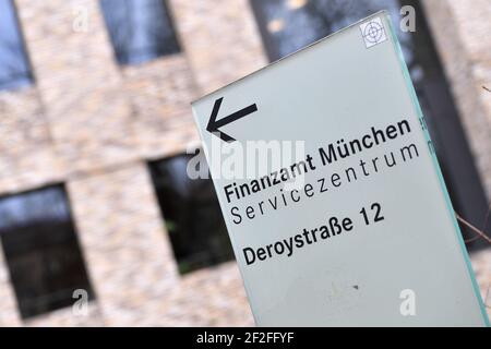 München, Deutschland. März 2021, 11th. Schild Finanzamt Muenchen Servicezentrum, Wegweiser, zur weltweiten Nutzung Quelle: dpa/Alamy Live News Stockfoto