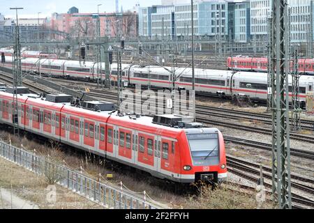 München, Deutschland. März 2021, 11th. S-Bahn am S-Bahnhof Donnersberger Brücke in München Bahn, Bahn, Pendler, ÖPNV. Hauptlinie, Züge, Gleise, Eisenbahnen, München. Quelle: dpa/Alamy Live News Stockfoto