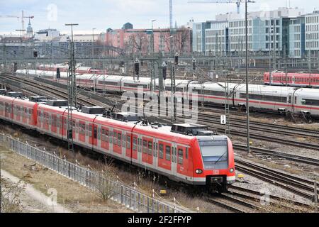 München, Deutschland. März 2021, 11th. S-Bahn am S-Bahnhof Donnersberger Brücke in München Bahn, Bahn, Pendler, ÖPNV. Hauptlinie, Züge, Gleise, Eisenbahnen, München. Quelle: dpa/Alamy Live News Stockfoto