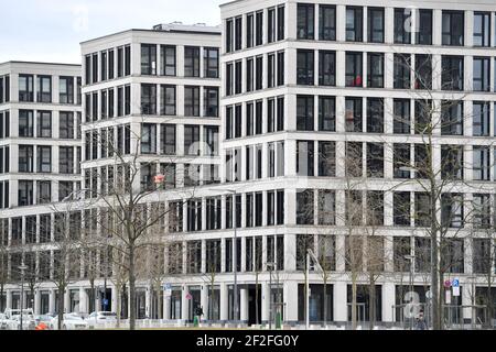 München, Deutschland. März 2021, 11th. Buerogebauede im Arnulfpark in München. Leerstandsstelle, Leerstandsstelle, Überangebot, Bürogebäude, Büroflächen, Büro, Büroräume zu vermieten, Mietangebot, Fassade, Außenansicht, Gebäude, Quelle: dpa/Alamy Live News Stockfoto