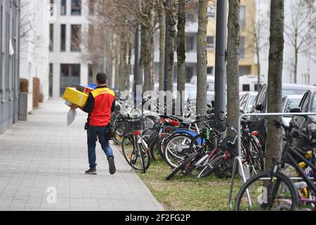 München, Deutschland. März 2021, 11th. DHL Pakethersteller, Paketdienstleister, bei der Arbeit, liefern, Paket, Paket, Paketdienst, liefern, liefern, versenden, Quelle: dpa/Alamy Live News Stockfoto
