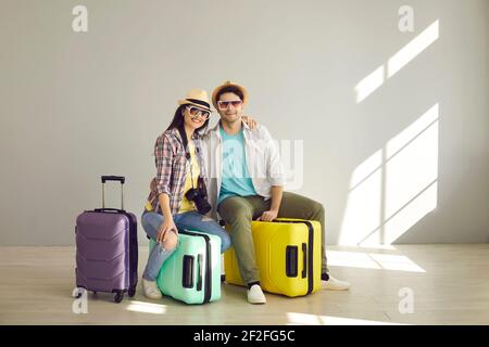 Fröhliches und angenehmes Paar bereit für Urlaubsreisen posieren Hochformat Stockfoto