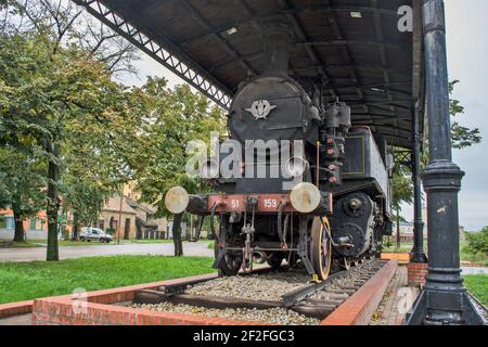 Kikinda, Serbien, 17. Oktober 2015. Alte Dampflokomotive Serie 51 - 159 hergestellt in Ungarn um 1910.Lokomotive ist ein Museum Exemplar und ist pla Stockfoto