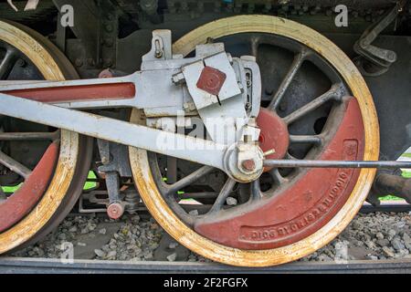 Kikinda, Serbien, 17. Oktober 2015 Pogoska Achse aus einer alten Dampflokomotive. Die Lokomotive ist eine Museumsausstellung vor dem Bahnhof. Stockfoto