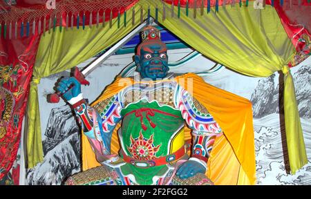 Dharmapala (Beschützer des Dharma), buddhistischer Tempel in Peking, China. Dharmapala ist eine Art zornvoller Gottheit. Der Name bedeutet Dharma-Verteidiger in Sanskr Stockfoto