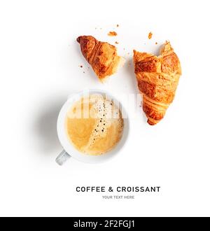 Kaffeetasse und frische Croissants kreatives Layout auf weißem Hintergrund. Gesunde Ernährung und süße Lebensmittel Konzept. Französisches Frühstück. Flach liegend, Draufsicht. Desig Stockfoto