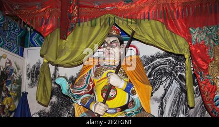 Dharmapala (Beschützer des Dharma), buddhistischer Tempel in Peking, China. Dharmapala ist eine Art zornvoller Gottheit. Der Name bedeutet Dharma-Verteidiger in Sanskr Stockfoto