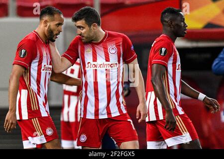 Youssef El Arabi (links) von Olympiacos feiert das erste Tor seiner Mannschaft während der UEFA Europa League Runde von sechzehn Spielen im Karaiskakis Stadium, Griechenland. Bilddatum: Donnerstag, 11. März 2021. Stockfoto