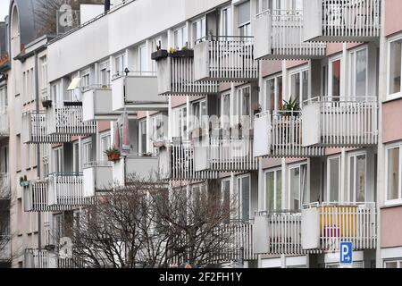 München, Deutschland. März 2021, 11th. Stadt München, Stadtwohnungen, Stadtwohnung, Immobilien, Metropole, Immobilienpreise, Immobilien, Stadtwitte, Zentrum, Fassaden, Fassade, Gebäude, Häuser, Lage, Stadtlage, Stadtzentrum, Stadtzentrum, Stadtblick, Balkone. Quelle: dpa/Alamy Live News Stockfoto