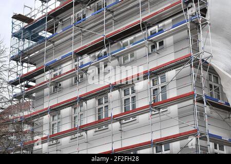 München, Deutschland. März 2021, 11th. Renovierung von Altbauten, Fassade, Fassadensanierung, Renovierung, Renovierung eines Altbaus, Haus Altbau, alte Wohnung, Immobilien, Metropole, Immobilienpreise, Immobilien, Stadtwitte, Zentrum, Fassaden, Fassade, Gebäude, Häuser, Lage, Stadtlage, Stadtzentrum, Stadtzentrum, Blick auf die Stadt Credit: dpa/Alamy Live News Stockfoto