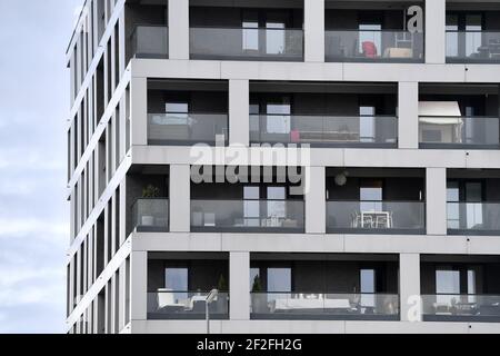 München, Deutschland. März 2021, 11th. Stadt München Arnulfpark, moderne Stadtwohnungen, Stadtwohnungen, Immobilien, Metropole, Immobilienpreise, Immobilien, Stadtwitte, Zentrum, Fassaden, Fassade, Gebäude, Häuser, Lage, Stadtlage, Stadtzentrum, Stadtzentrum, Stadtblick. Quelle: dpa/Alamy Live News Stockfoto