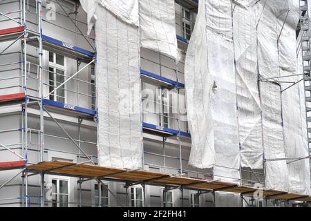 München, Deutschland. März 2021, 11th. Renovierung von Altbauten, Fassade, Fassadensanierung, Renovierung, Renovierung eines Altbaus, Haus Altbau, alte Wohnung, Immobilien, Metropole, Immobilienpreise, Immobilien, Stadtwitte, Zentrum, Fassaden, Fassade, Gebäude, Häuser, Lage, Stadtlage, Stadtzentrum, Stadtzentrum, Blick auf die Stadt Credit: dpa/Alamy Live News Stockfoto