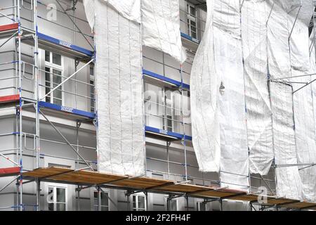 München, Deutschland. März 2021, 11th. Renovierung von Altbauten, Fassade, Fassadensanierung, Renovierung, Renovierung eines Altbaus, Haus Altbau, alte Wohnung, Immobilien, Metropole, Immobilienpreise, Immobilien, Stadtwitte, Zentrum, Fassaden, Fassade, Gebäude, Häuser, Lage, Stadtlage, Stadtzentrum, Stadtzentrum, Blick auf die Stadt Credit: dpa/Alamy Live News Stockfoto
