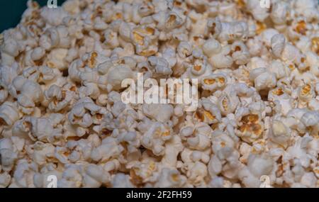 Popcorn. Popcorn bereit für den Verzehr. Menschliche Nahrung. Kit für den Verzehr im Kino. Stockfoto