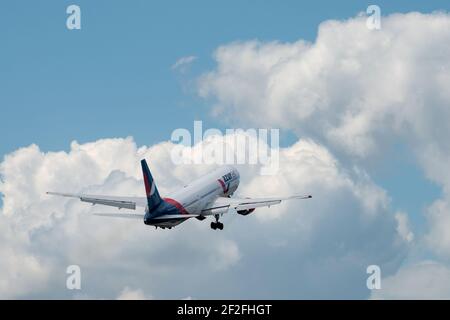 Juli 2019 In Moskau, Russland. Flugzeug Boeing 767-300 Azur Air Airline am Flughafen Vnukovo in Moskau. Stockfoto