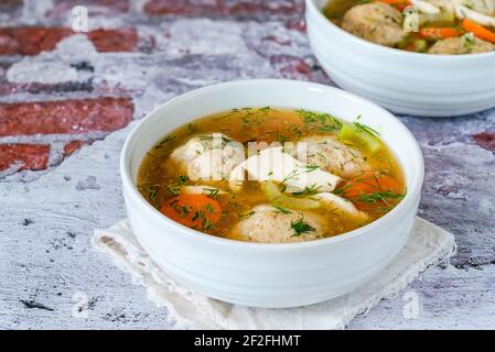 Hühnchen- und Matzoballsuppe - traditionelle aschkenasische jüdische Speise Für den Feiertag des Passahfestes Stockfoto