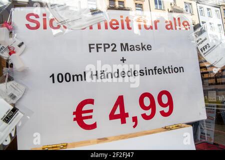 München, Deutschland. März 2021, 12th. Ein Schild mit FFP2 Masken und Handdesinfektionsmitteln hängt im Fenster einer Apotheke. Bayerns Apotheken können seit Donnerstag kostenlose Corona-Schnelltests für Bürger ohne Erkältungssymptome anbieten. Kredit: Peter Kneffel/dpa/Alamy Live Nachrichten Stockfoto