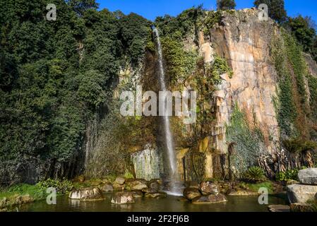 Jardin Extraordinaire, ein Garten in Nantes, Frankreich mit Wasserfall, Felsen und üppiger Vegetation. Stockfoto