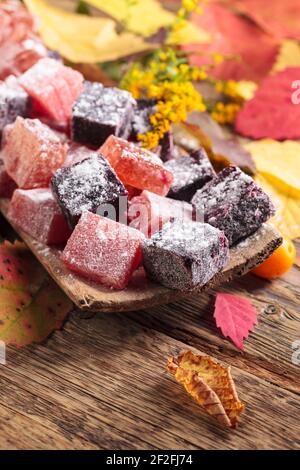 Feste hausgemachte Marmelade in einem alten Holzgericht. Hergestellt aus Apfelbeere, japanischer Quitte, Pflaumen, Seeschnallen und Rhabarber. Stockfoto