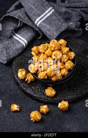 Gesalzenes Karamell-Popcorn in einer Schüssel Stockfoto