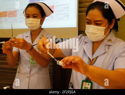 Bangkok, Thailand. März 2021, 12th. Ein Gesundheitsmitarbeiter lädt eine Spritze mit dem Impfstoff AstraZeneneca am Bamrasnaradura Infectious Diseases Institute in der Provinz Nonthaburi am Stadtrand von Bangkok. Thailands Premierminister Prayuth Chan O-Cha und seine Kabinettsminister vertagerten abrupt ihre für Freitag geplanten Covid-19 Impfungen, nachdem mehrere europäische Länder die Verwendung des Impfstoffs AstraZeneca aufgrund von Berichten, dass einige Patienten Blutgerinnsel entwickelt hatten, ausgesetzt hatten. Kredit: SOPA Images Limited/Alamy Live Nachrichten Stockfoto