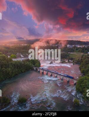 Rheinfall in der Schweiz, Schaffhausen - gigantischer Wasserfall im Sonnenuntergang Stockfoto